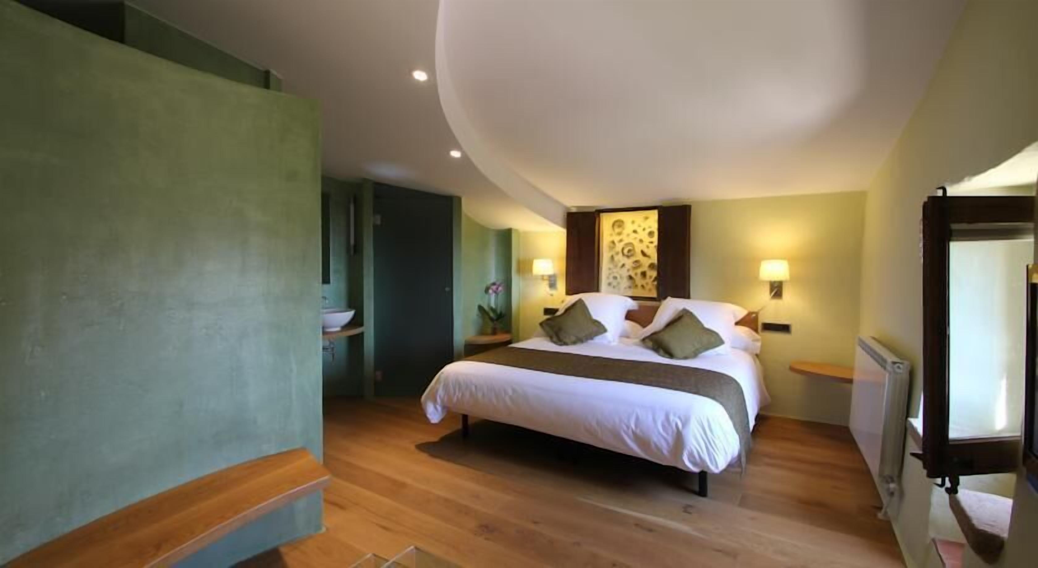 standard double room | minibar, in-room safe, desk, soundproofing