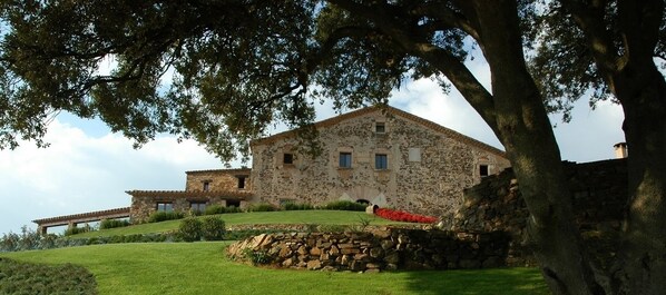 Property entrance - Can Cuch Hotel - Restaurante (Canoves)