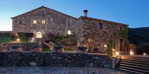 Front of property - Can Cuch Hotel - Restaurante (Canoves)