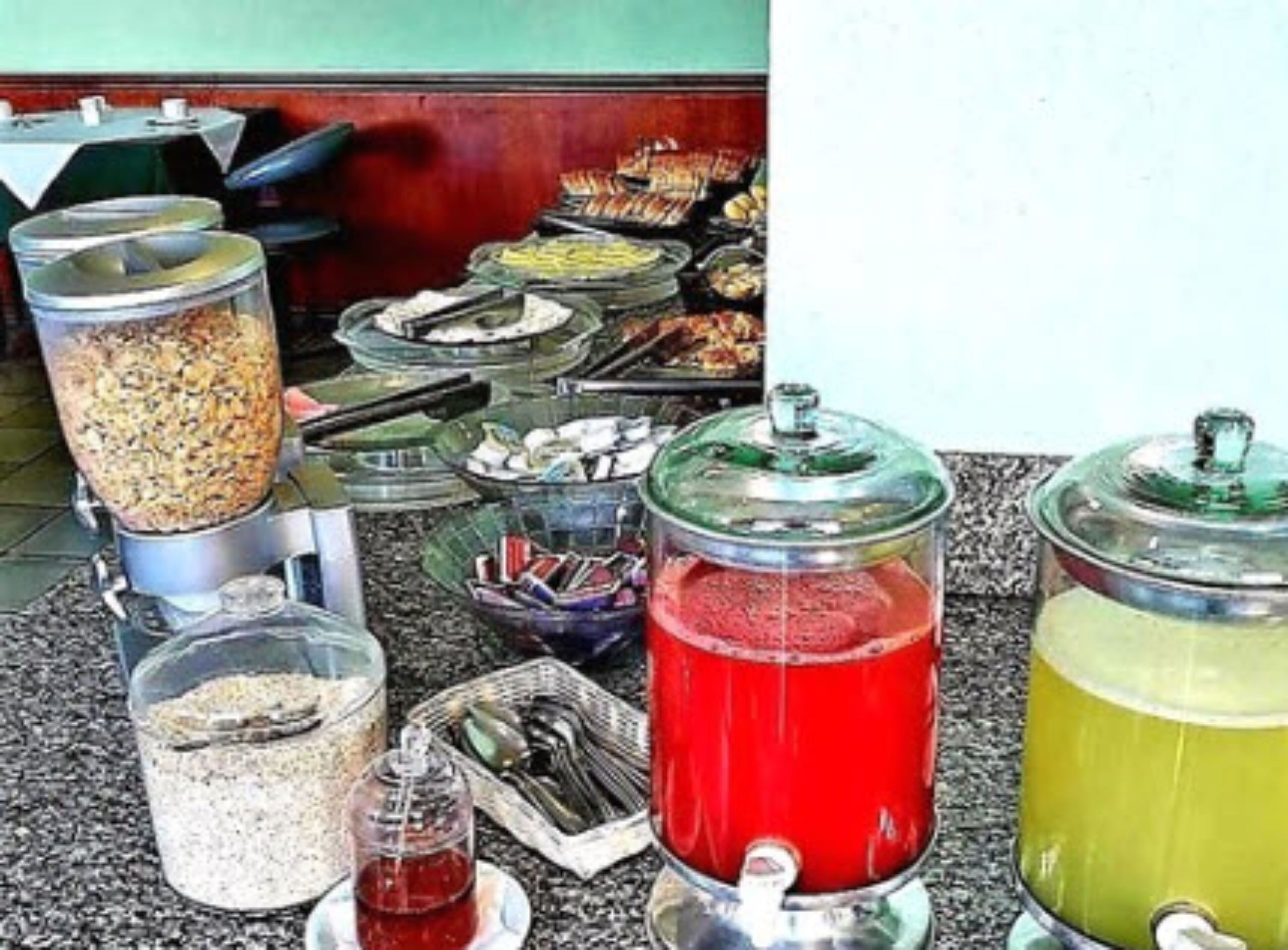 Un buffet avec différents distributeurs de nourriture et de boissons.