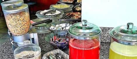 Un buffet avec différents distributeurs de nourriture et de boissons.