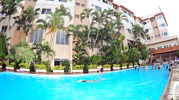 2 albercas al aire libre, sombrillas en la alberca y camastros