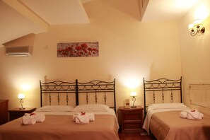 Dreibettzimmer | Minibar, Zimmersafe, Schreibtisch, Bügeleisen/Bügelbrett