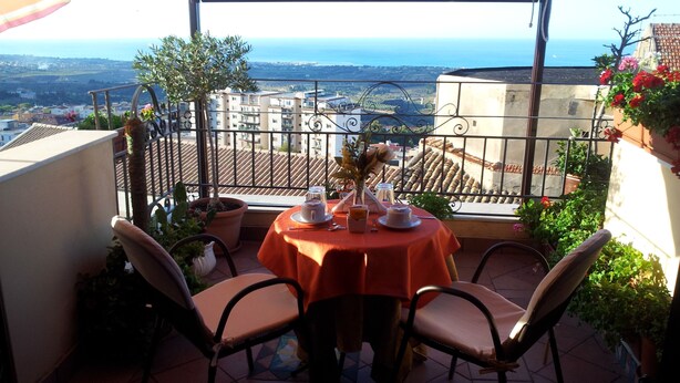 A terrace with a table set for two, overlooking a coastal view. - Marchese Sala (Agrigento)