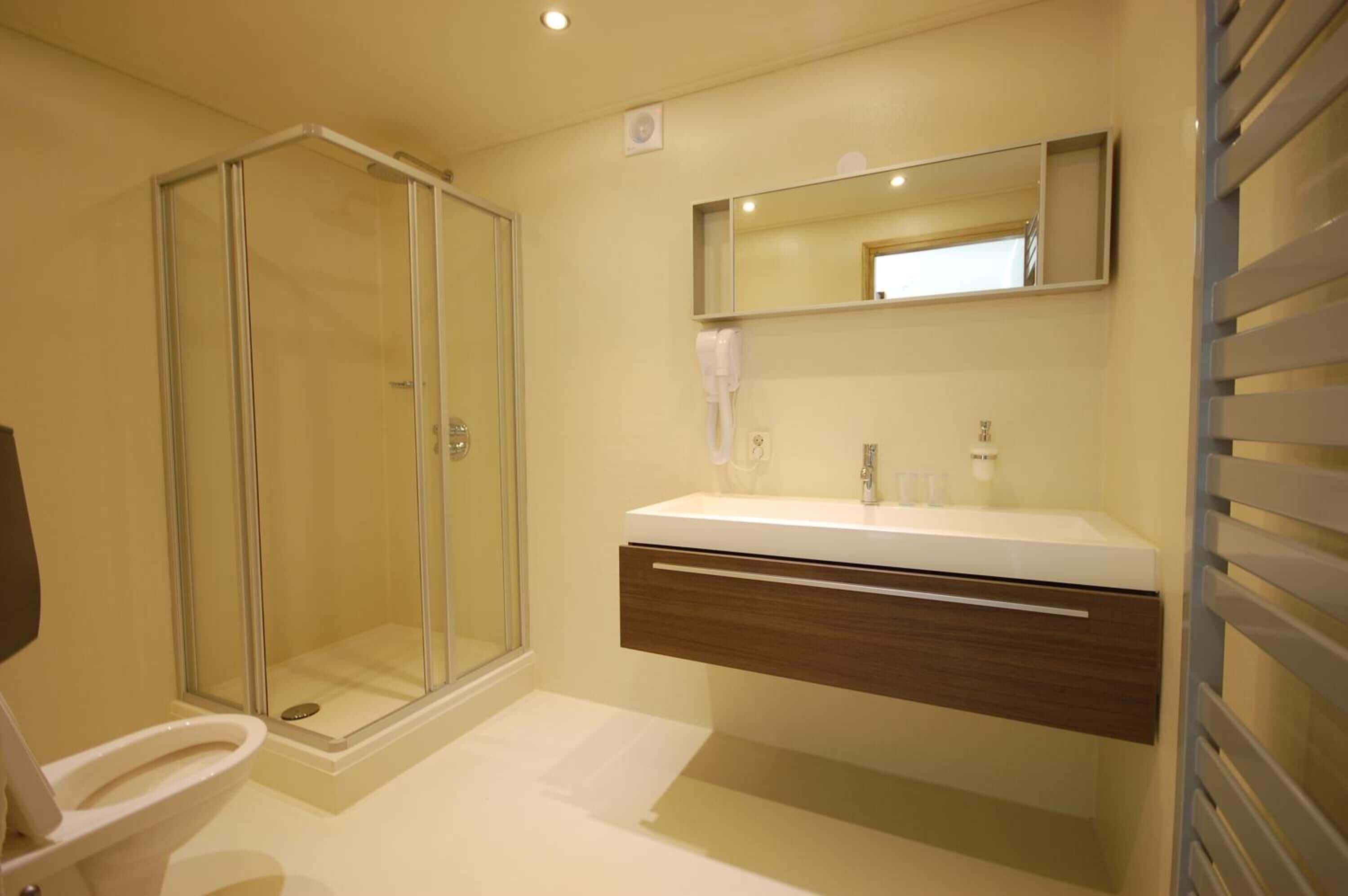 Gratis toiletartikelen, een haardroger, handdoeken