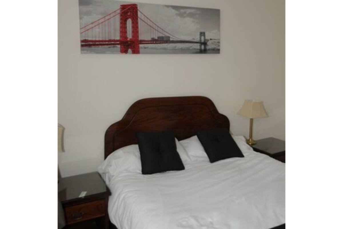 Double Room | Desk, iron/ironing board, free cribs/infant beds, rollaway beds