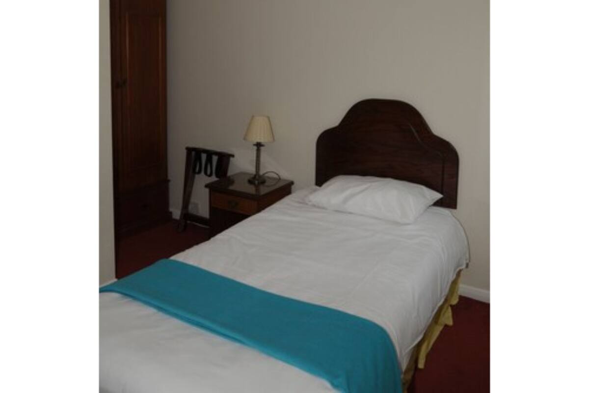 Single Room | Desk, iron/ironing board (on request), free cots/infant beds