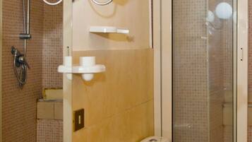 Shower, free toiletries, hair dryer, bidet