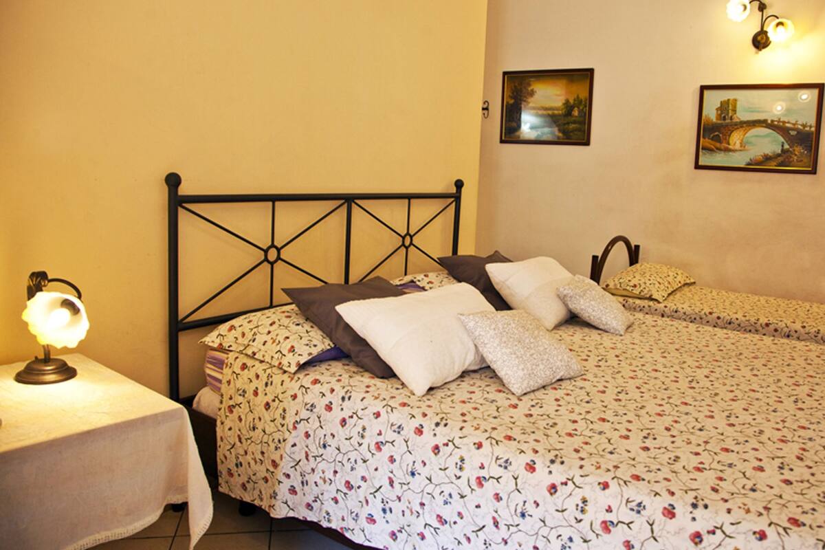 Ein Schlafzimmer mit zwei Betten, einem Nachttisch und Wandlampen.