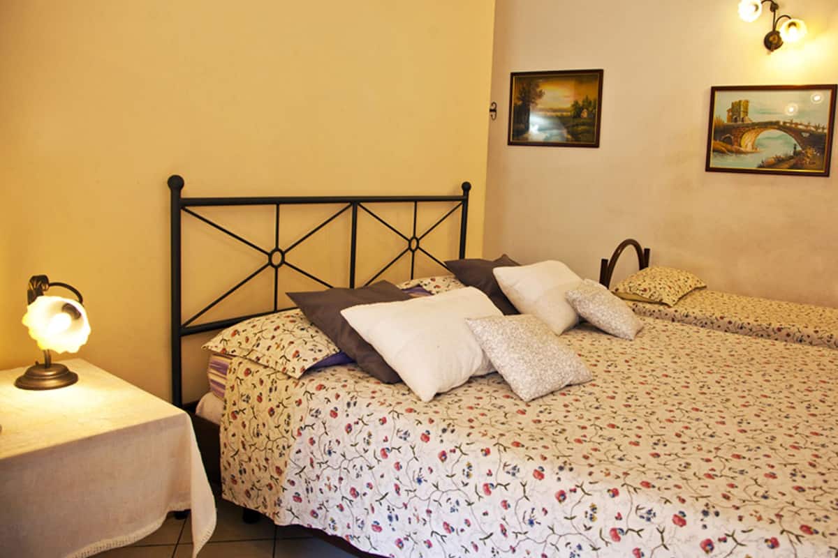 1 bedroom, desk, iron/ironing board, free WiFi