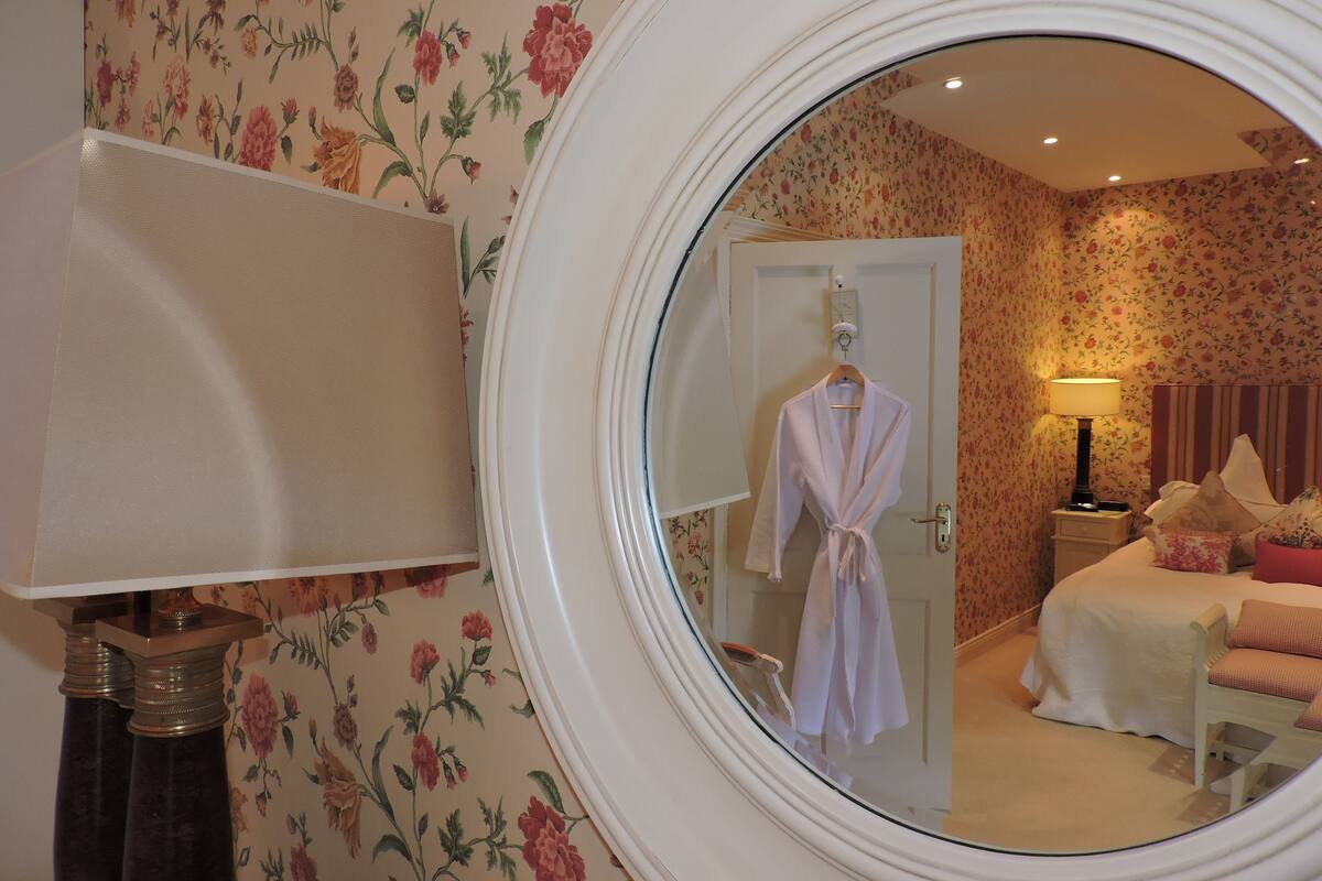 Amenidades de baño gratuitas, batas, pantuflas, toallas