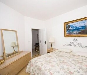 In-room safe, desk, iron/ironing board, free cots/infant beds - Villa Palme (Opatija)