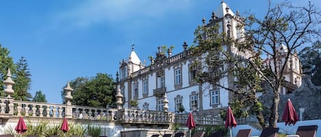 Hồ bơi trong nhà, hồ bơi ngoài trời, dù/ô trên bãi biển/hồ bơi