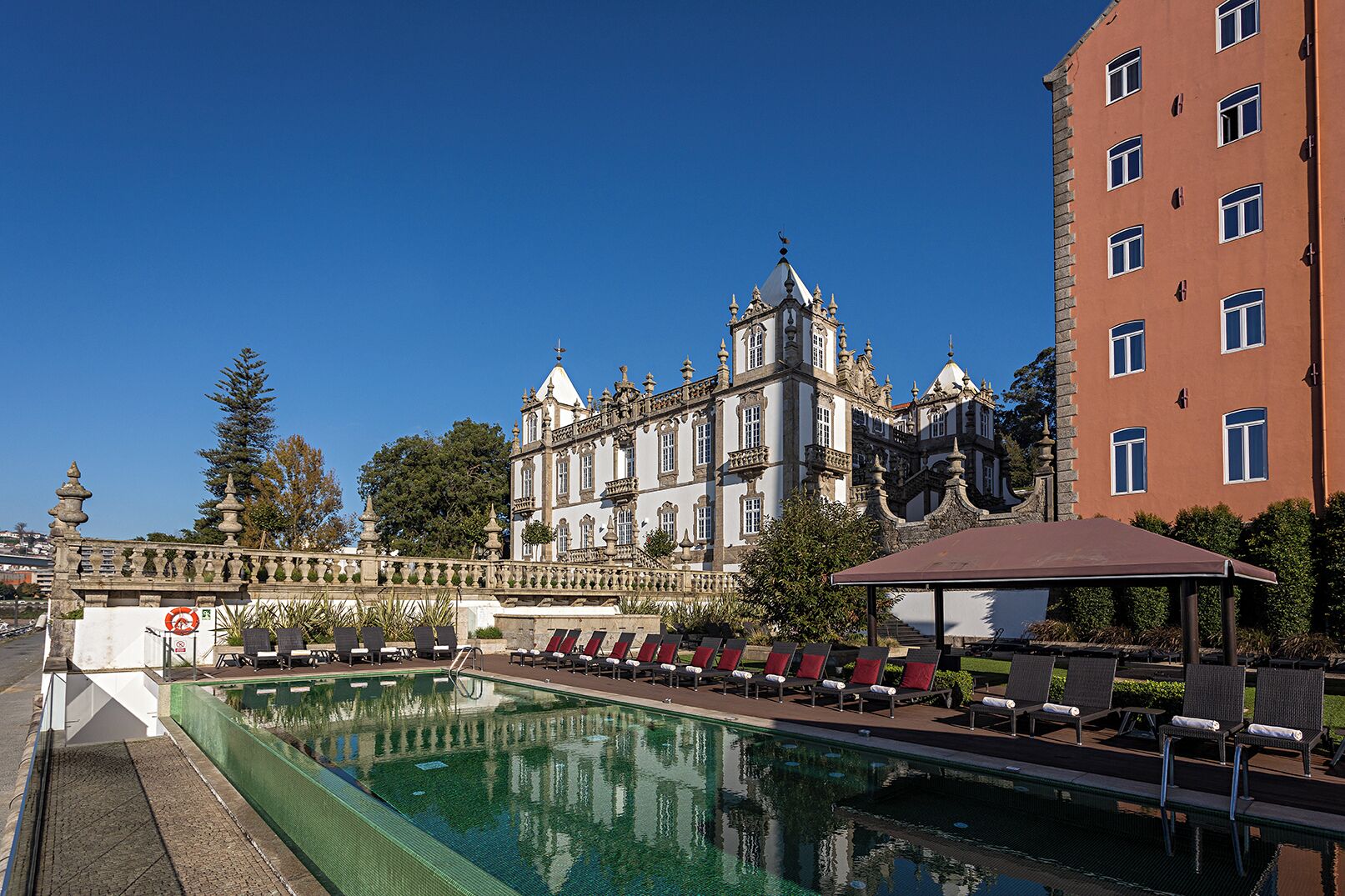 Piscina interna, piscina externa, guarda-sóis, espreguiçadeiras