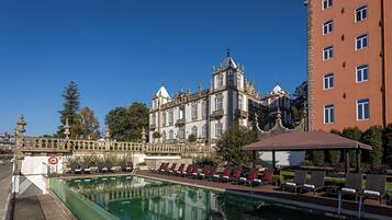 Piscina interna, piscina externa, guarda-sóis, espreguiçadeiras