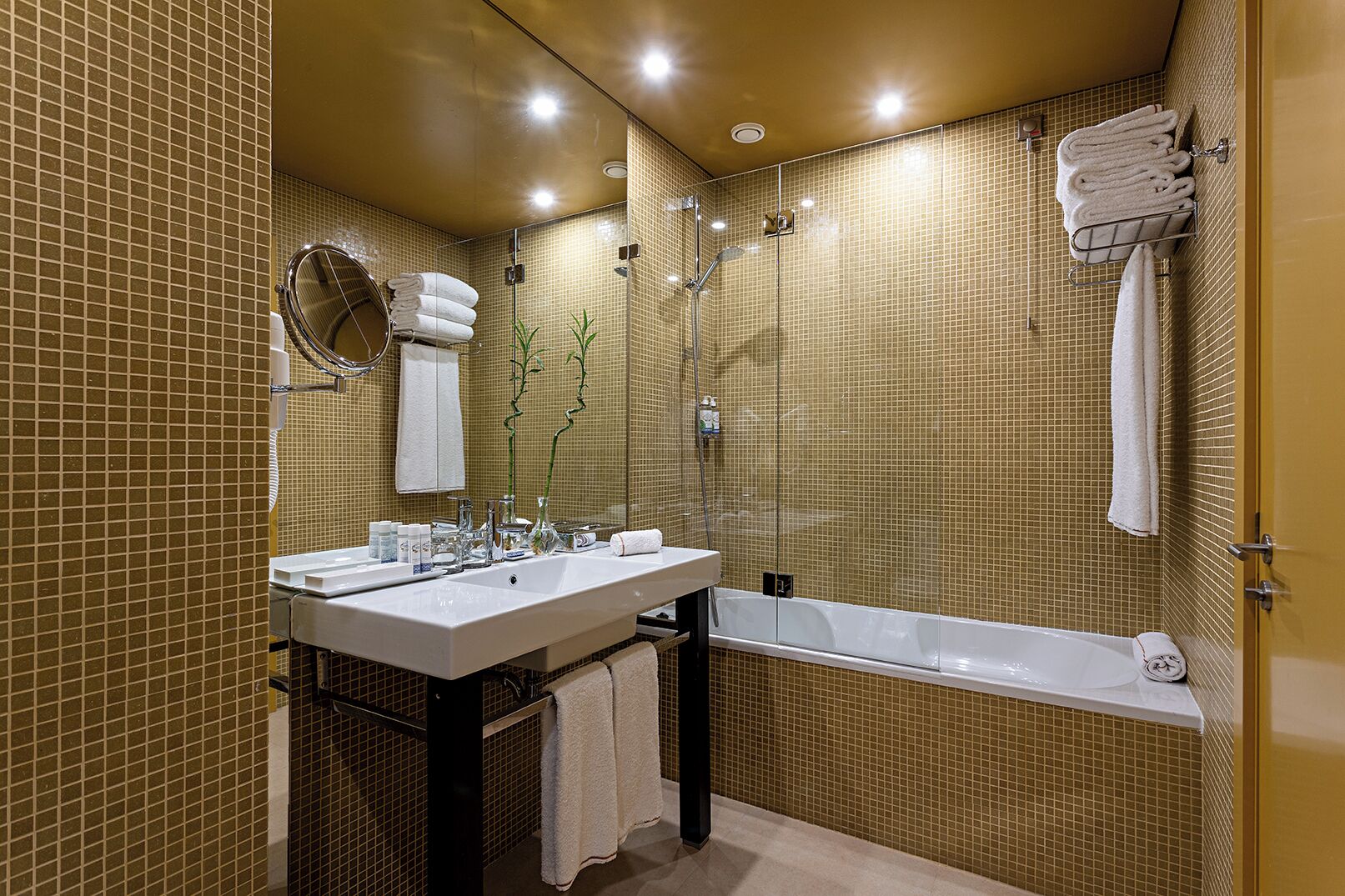 Un bagno con doppio lavabo, vasca e doccia.