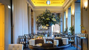 Café da manhã com buffet grátis todos os dias