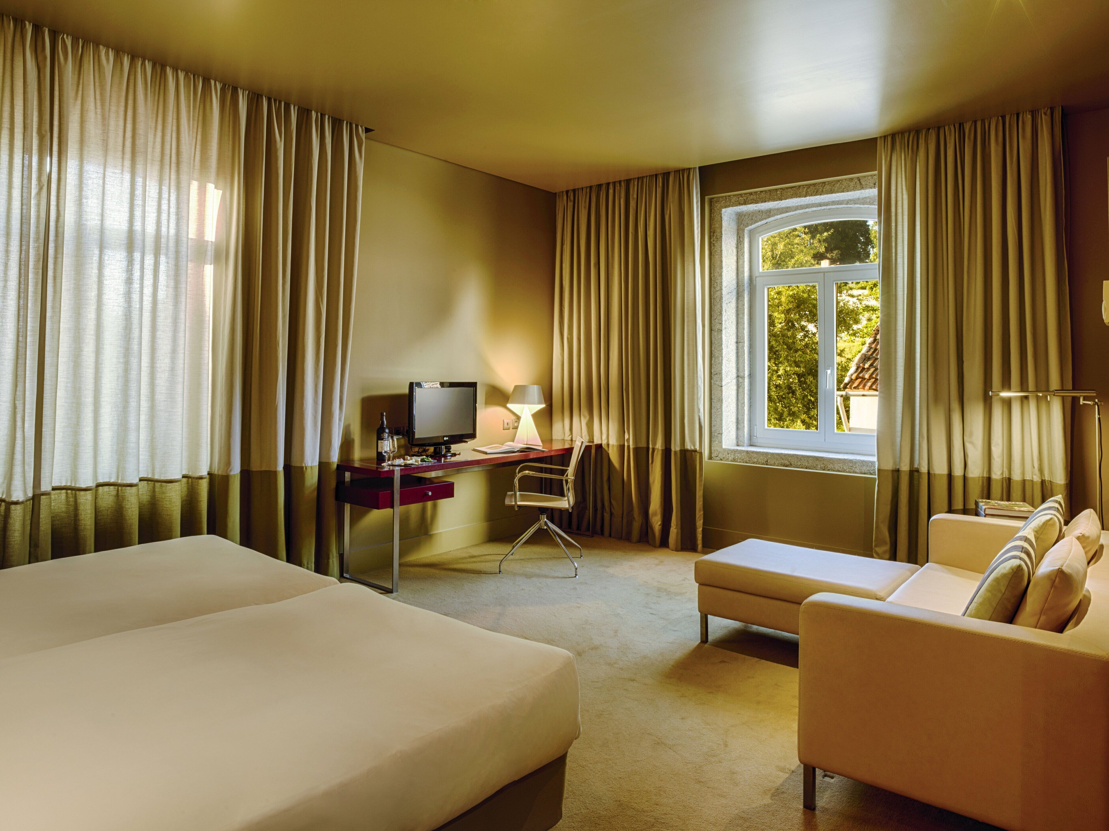 迷你吧、客房內保險箱、書桌、遮光布/窗簾