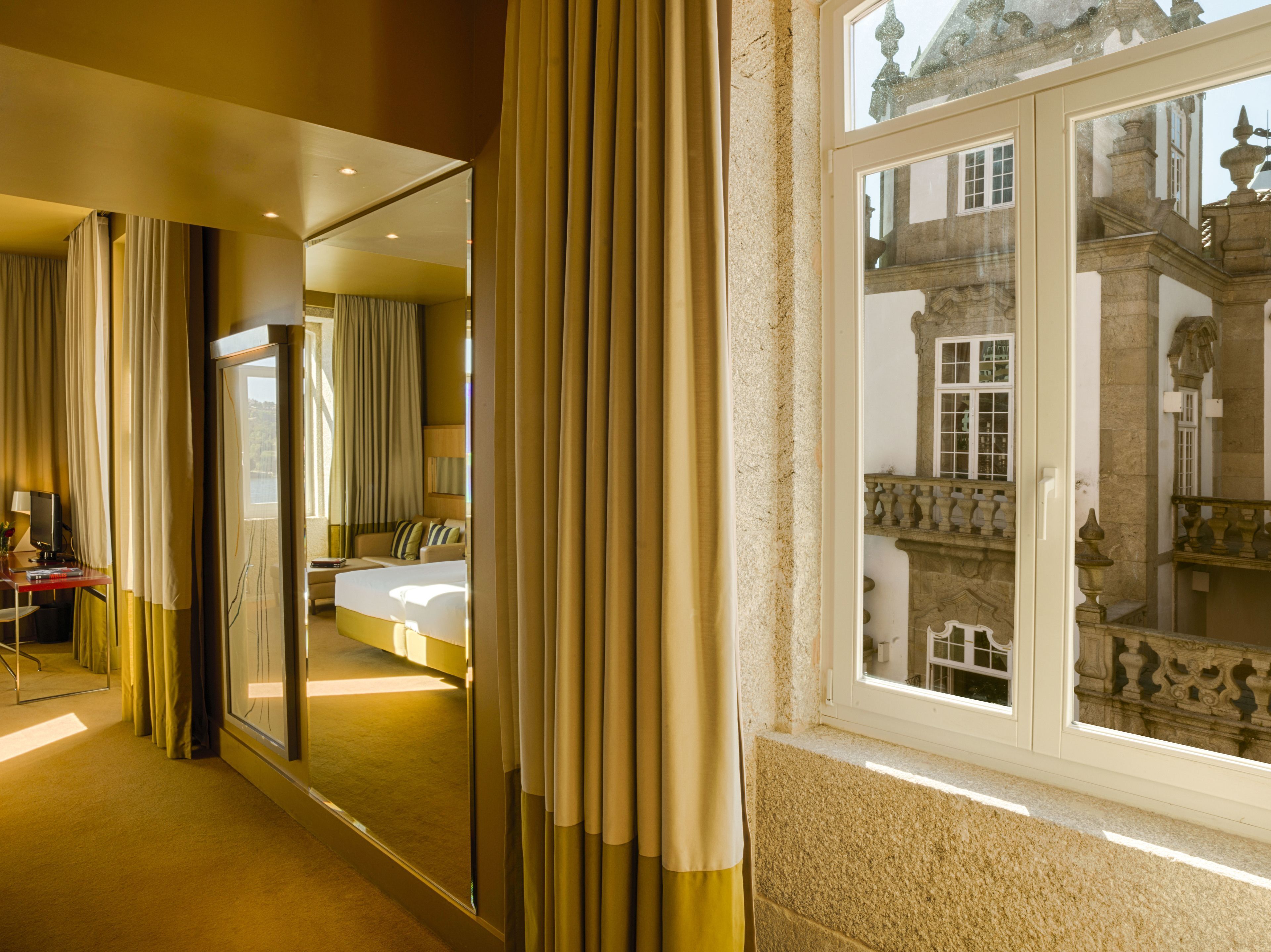 迷你吧、客房內保險箱、書桌、遮光布/窗簾