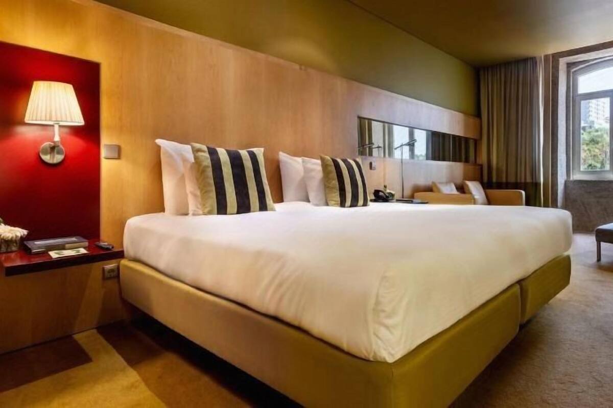 Minibar, caja de seguridad en la habitación y escritorio