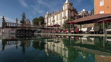 Piscina interna, piscina externa, guarda-sóis, espreguiçadeiras