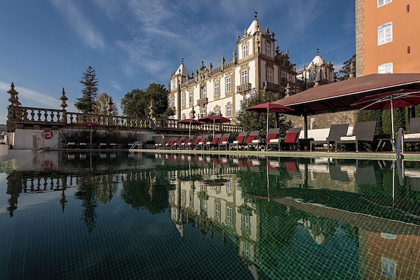 Piscina interna, piscina externa, guarda-sóis, espreguiçadeiras