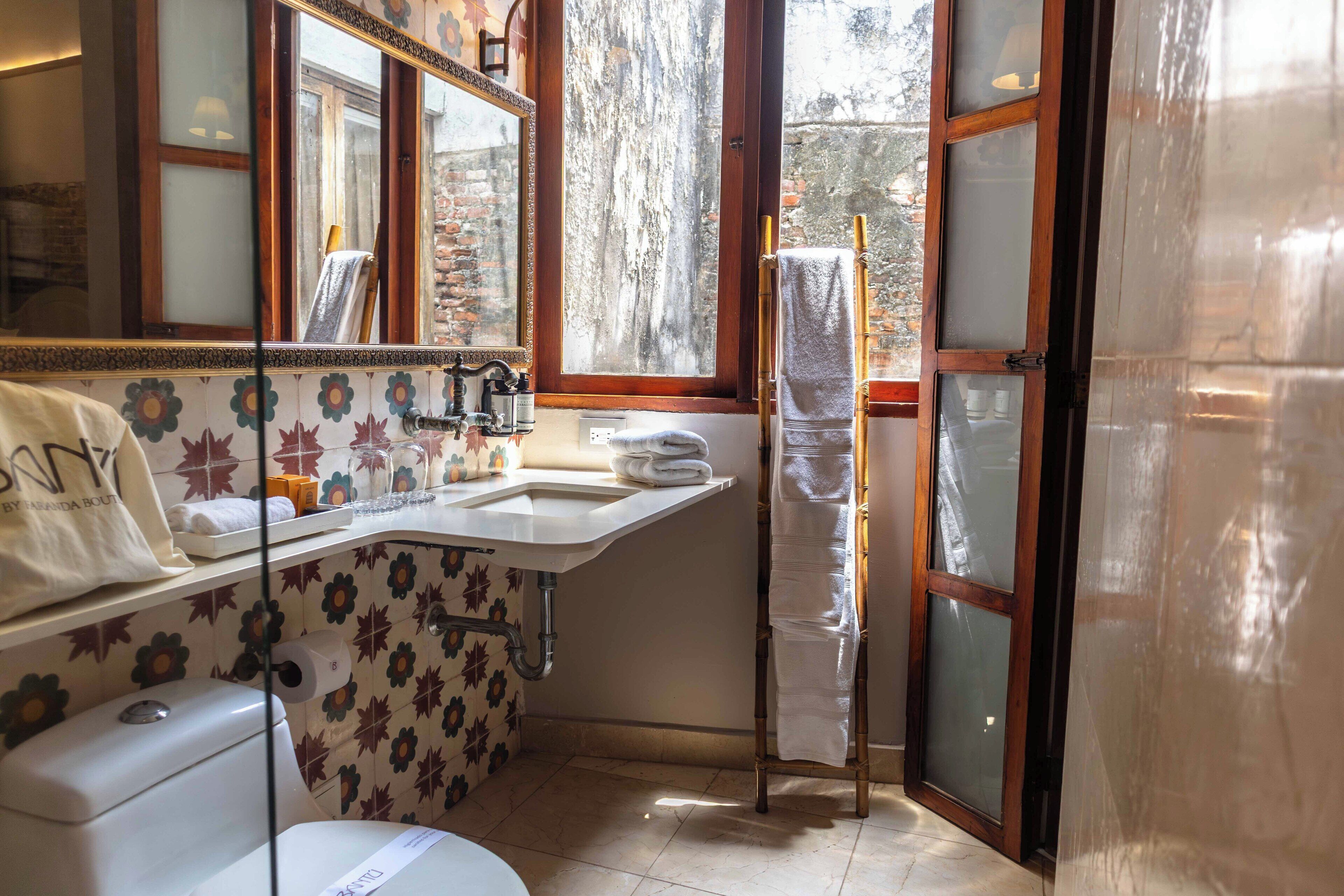 studio suite, 2 single beds, non smoking | bathroom | shower, hair dryer, slippers, towels