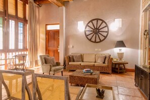 套房, 2 间卧室, 无烟房 | 高档床上用品、迷你吧、客房内保险箱、办公桌