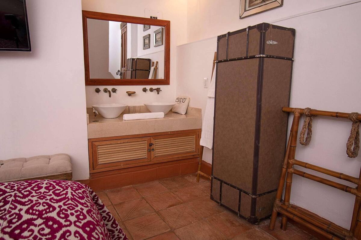 1 King Bed, 1 Queen Bed, 2 Bedroom Suite | Ropa de cama de alta calidad, minibar, caja fuerte y escritorio