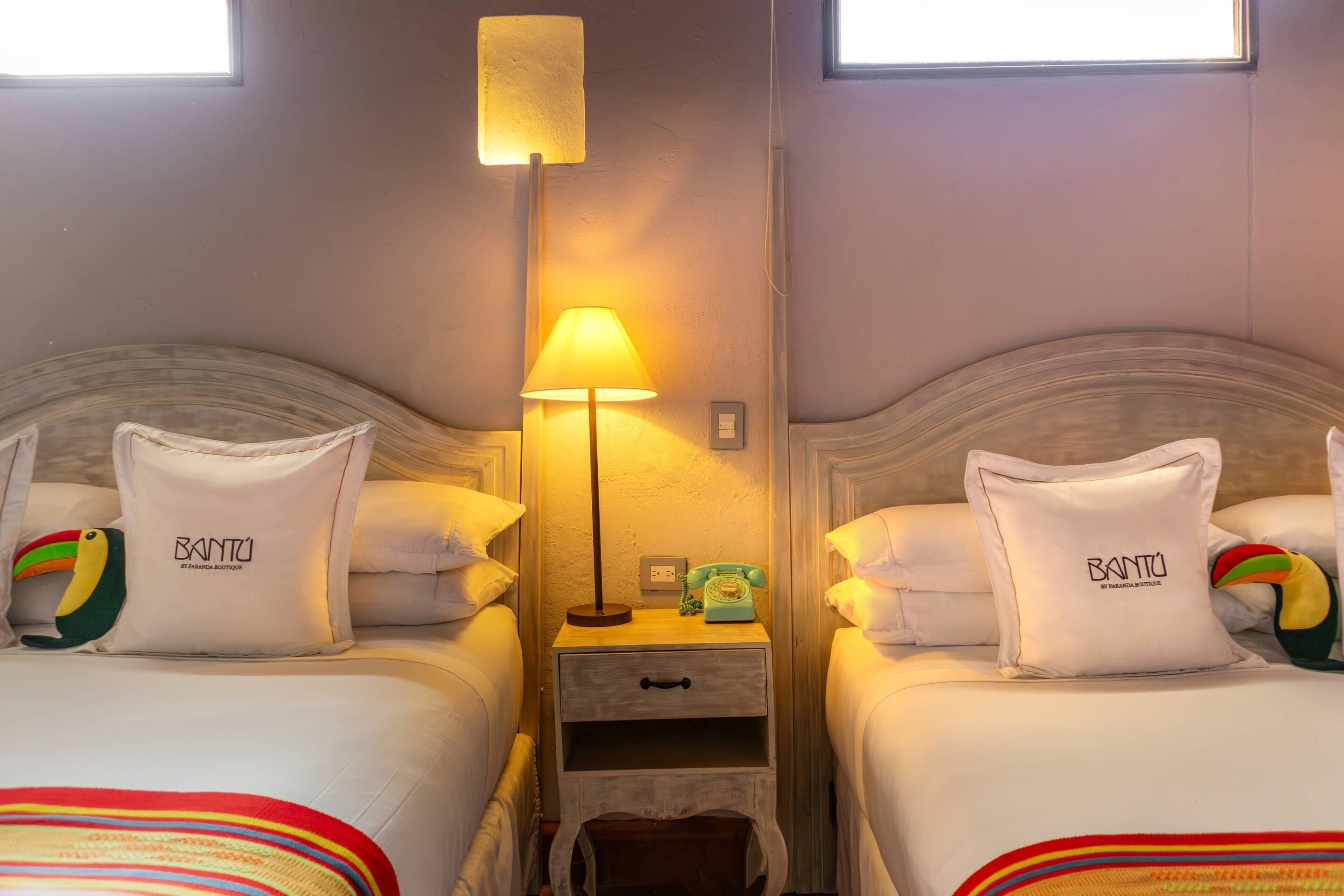 Quarto, 2 camas de casal, para não fumantes (Upgrade) | Roupas de cama premium, frigobar, cofres nos quartos, escrivaninha