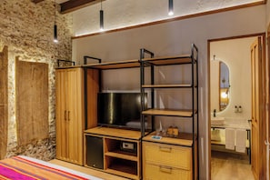 Room, 1 King Bed, Non Smoking | 1 bedroom, premium bedding, minibar, in-room safe