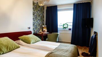 Schreibtisch, VerdunkelungsvorhĂ€nge, BĂŒgeleisen/BĂŒgelbrett