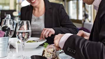 朝食、ランチ、ディナーに営業