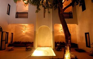 Een binnenzwembad en ligstoelen