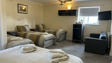 1 habitación, decoración personalizada y escritorio