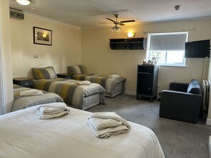 Suite – superior, tilgjengelighetstilpasset, eget bad | Individuelt dekorert, skrivebord og skrivebord for bærbar PC