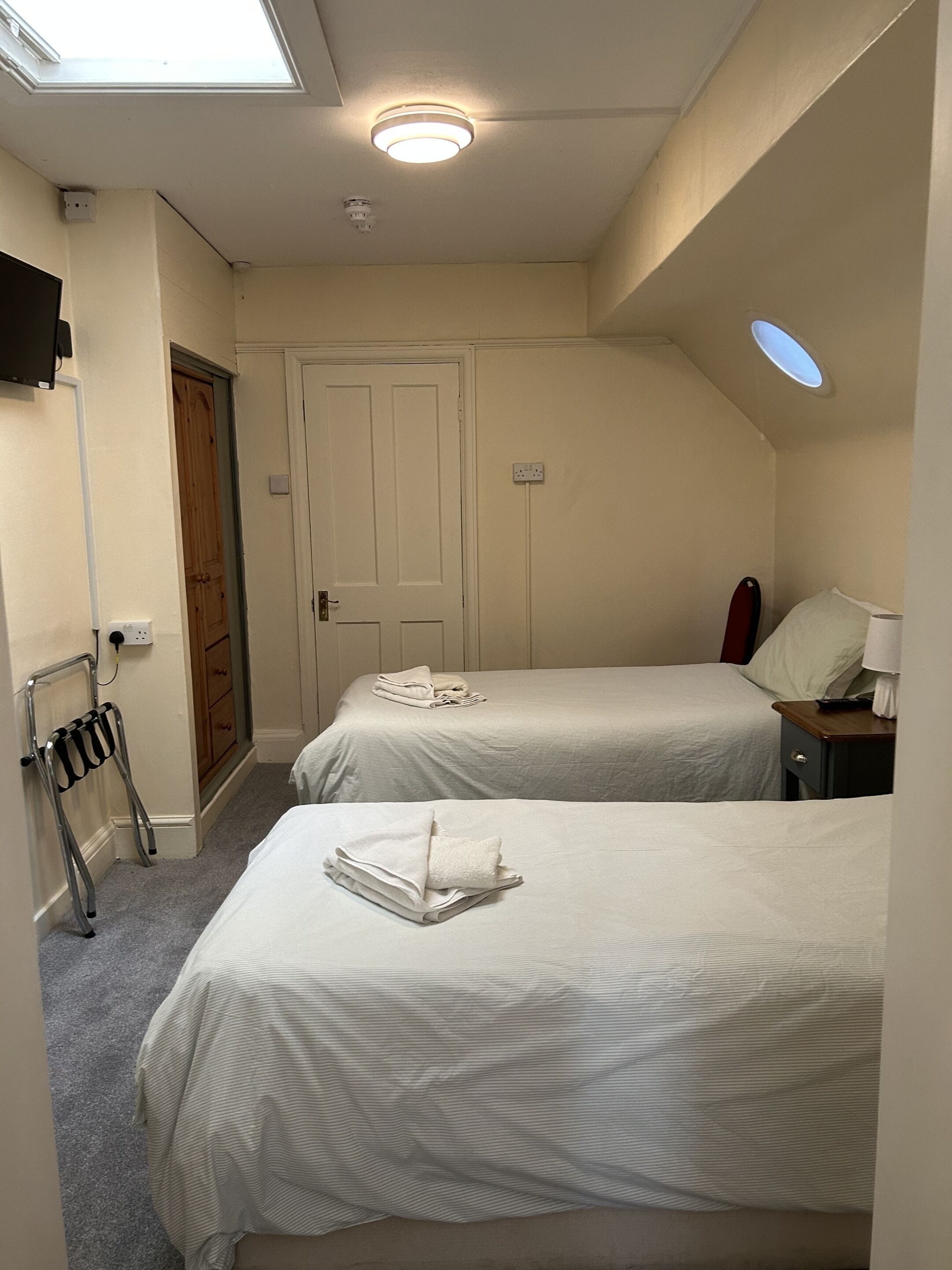 1 bedroom, individually decorated, desk, laptop workspace