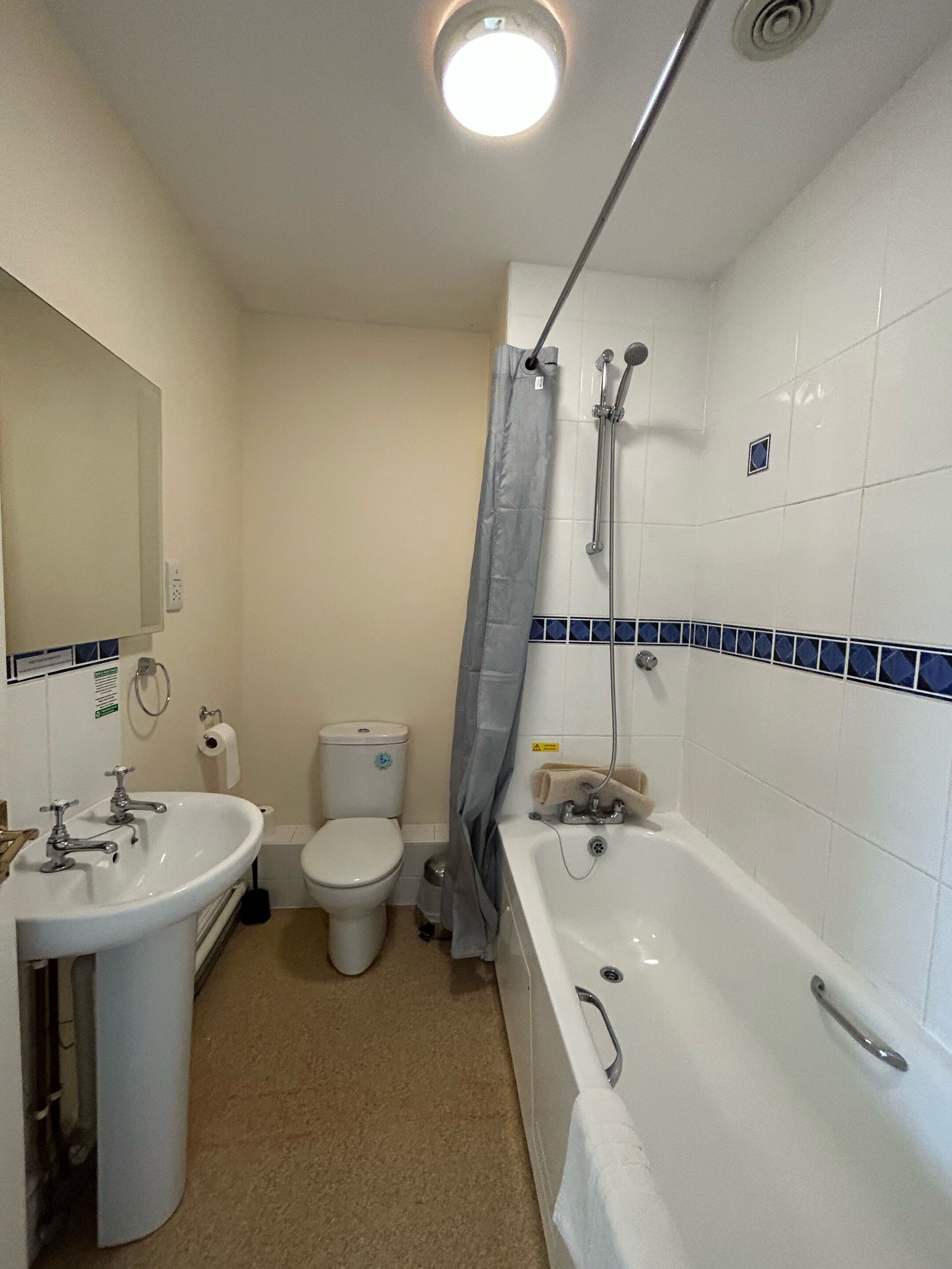Ein Badezimmer mit Waschbecken, Toilette und Badewanne.