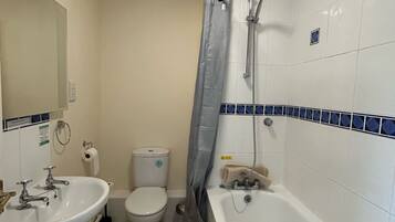 Ein Badezimmer mit Waschbecken, Toilette und Badewanne.