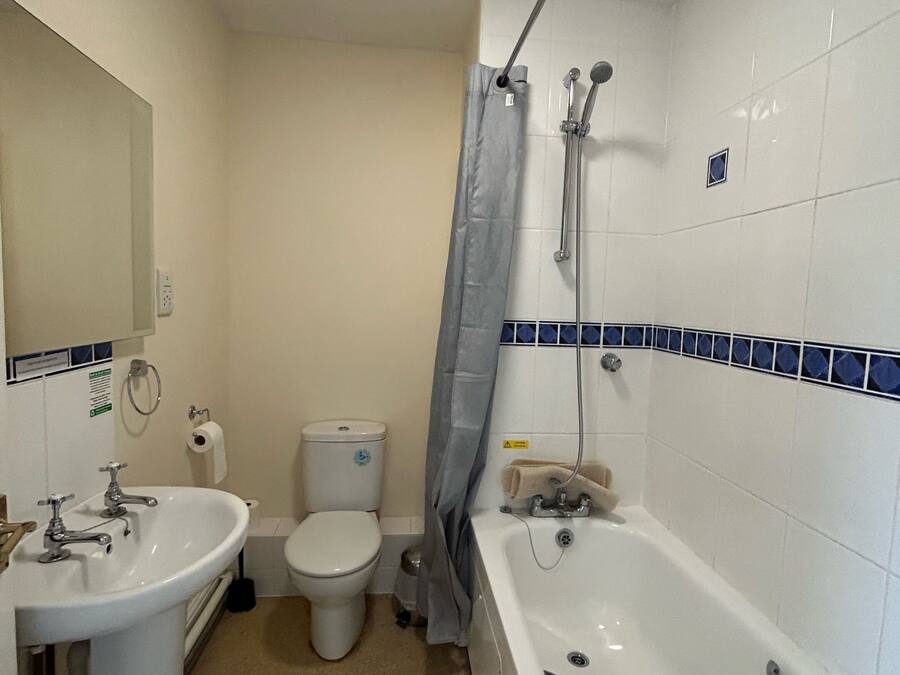 Ein Badezimmer mit Waschbecken, Toilette und Badewanne.