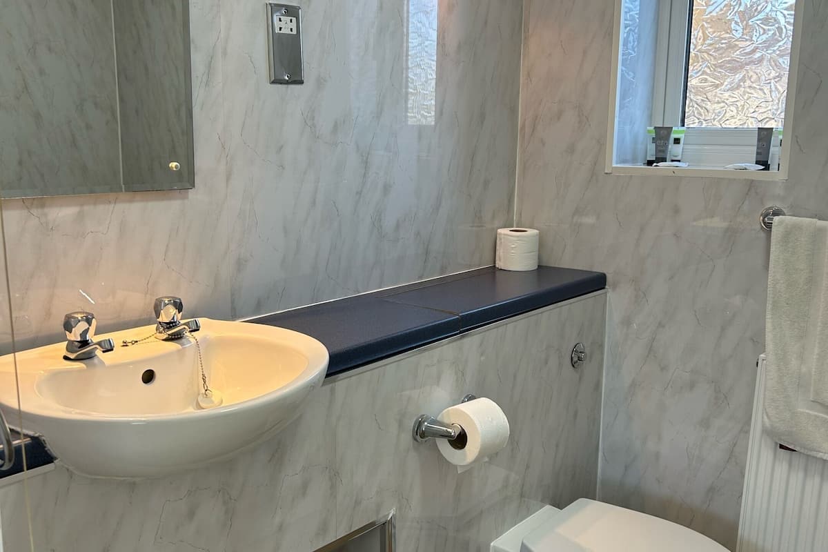 standard twin room, ensuite | bathroom | free toiletries, hair dryer, towels, soap