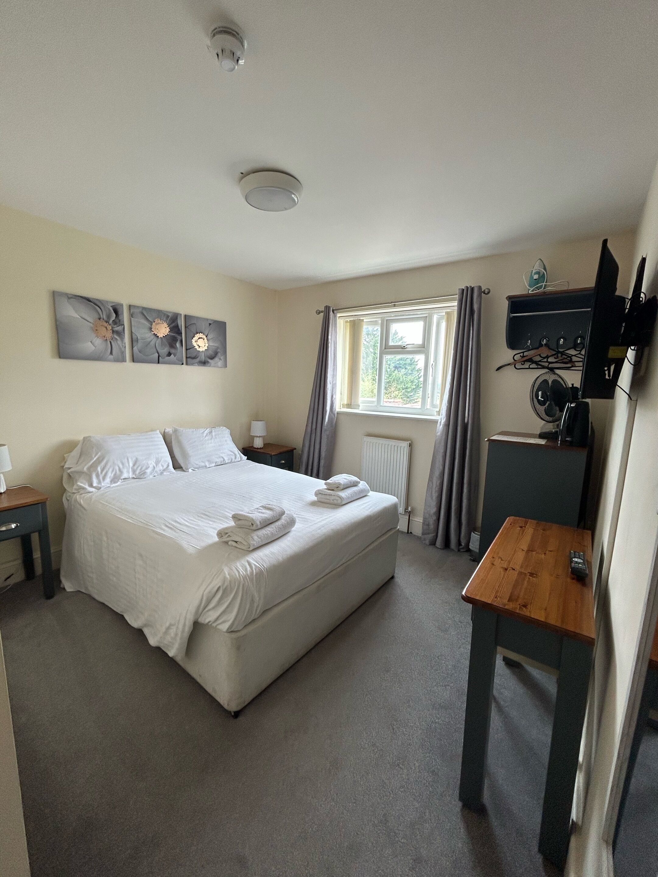 standard double room, ensuite | 1 bedroom, individually decorated, desk, laptop workspace