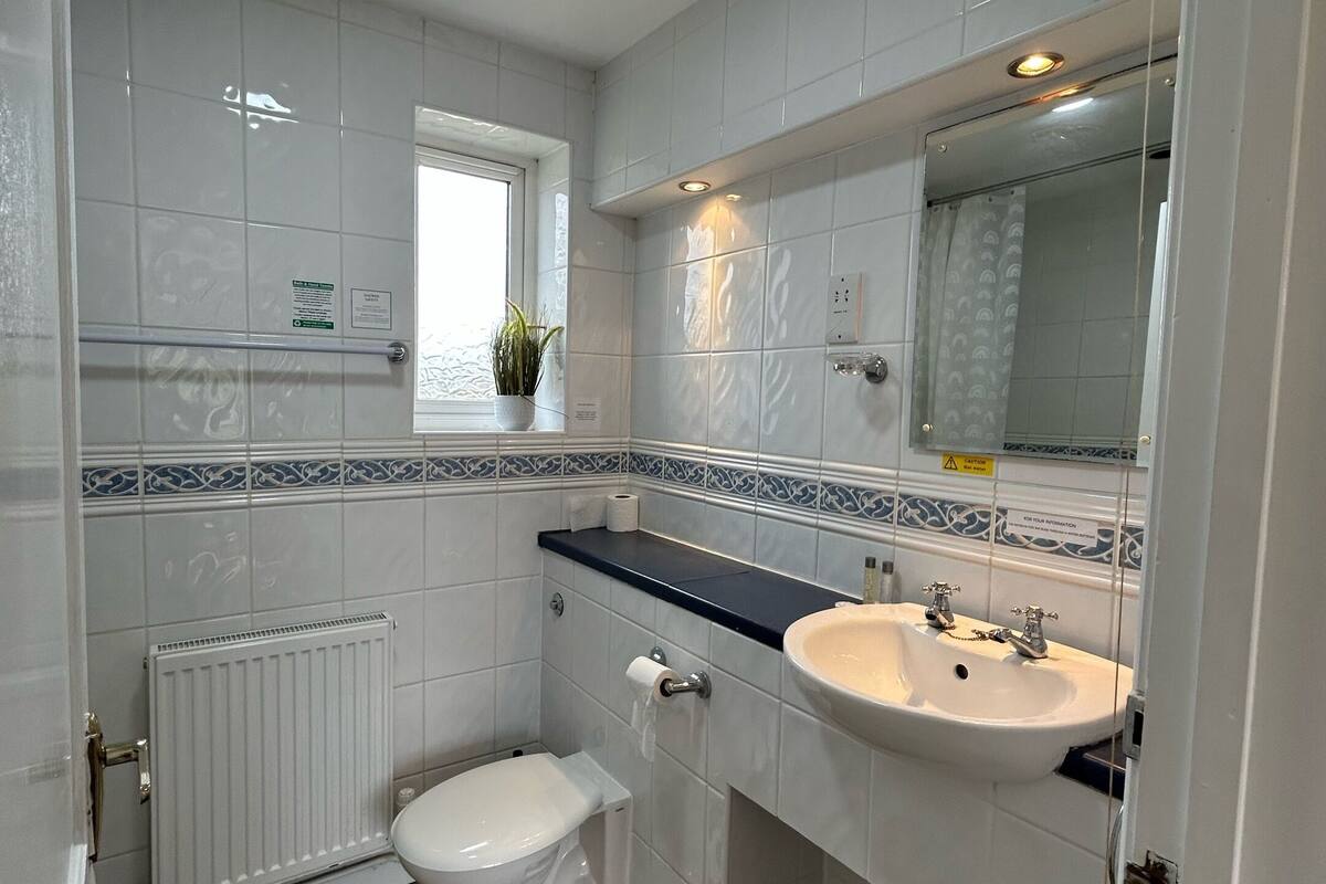 standard twin room, ensuite | 1 bedroom, individually decorated, desk, laptop workspace