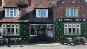 A traditional brick building with a sign reading "HALFWAY HOUSE". - Halfway House Inn Country Lodge (Yeovil)