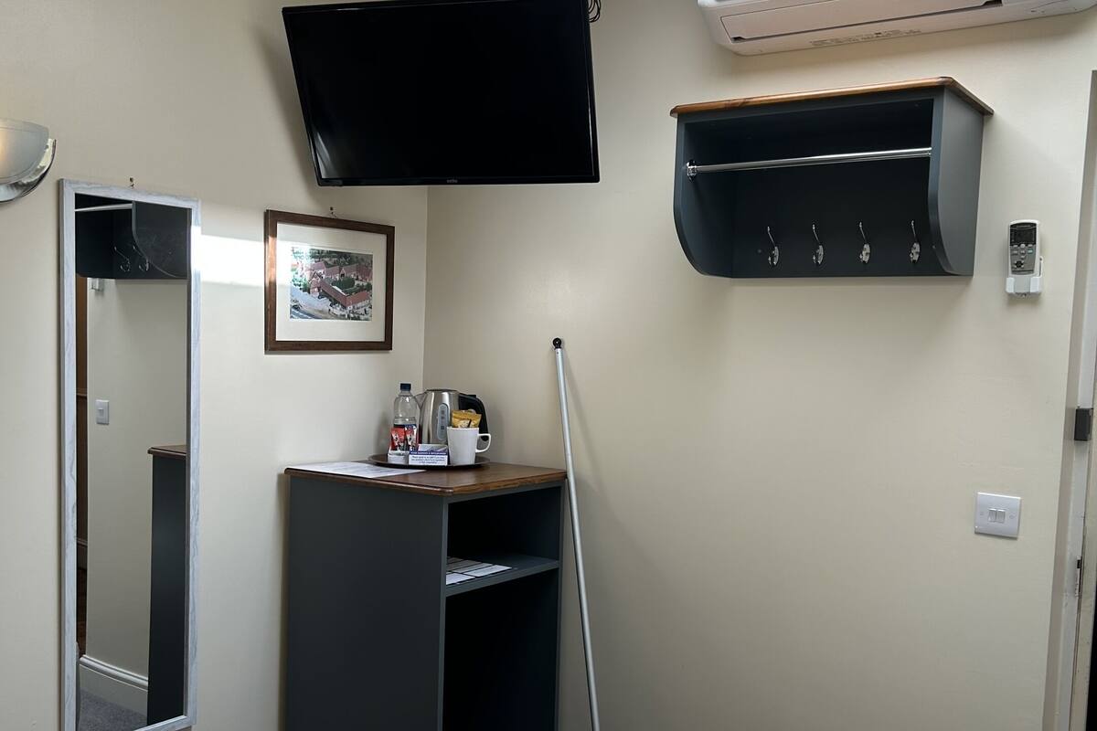 Standard Single Room, Ensuite | Desk, laptop workspace, blackout drapes, individually decorated