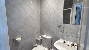 Artículos de tocador gratuitos, secador de pelo, toallas, jabón