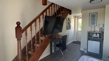 Premium Suite, Ensuite, Garden View | 1 bedroom, individually decorated, desk, laptop workspace
