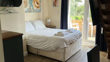 1 bedroom, individually decorated, desk, laptop workspace
