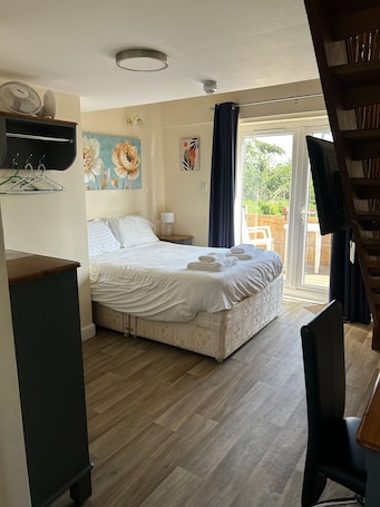 Premium Suite, Ensuite | 1 bedroom, individually decorated, desk, laptop workspace