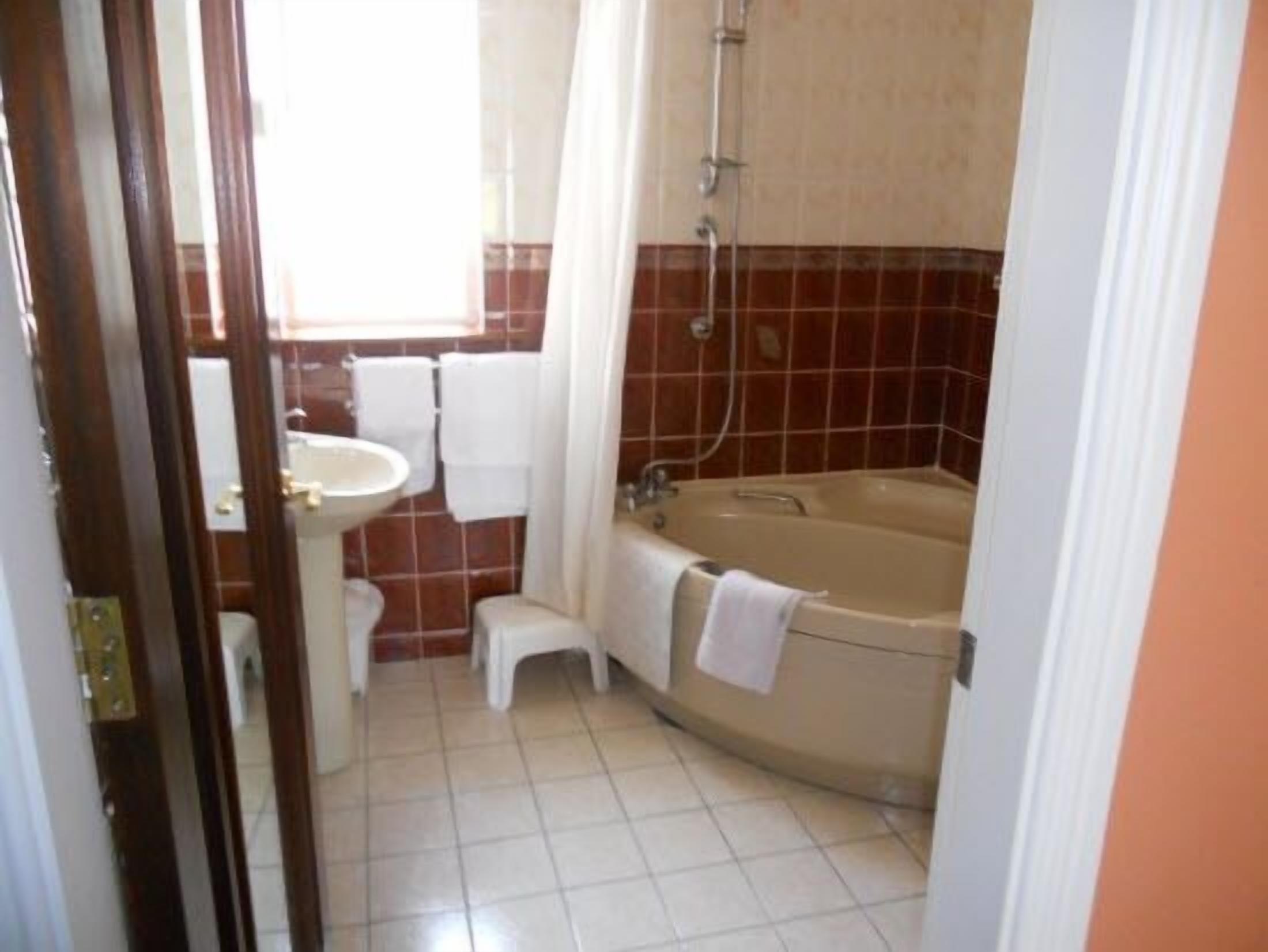 Ein Badezimmer mit einer Badewanne, einem Waschbecken und einer Toilette.
